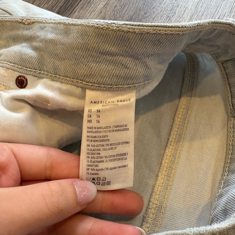 American Eagle Outfitters Light Wash Stretch Mom Jean Shorts - Picture 5 of 8